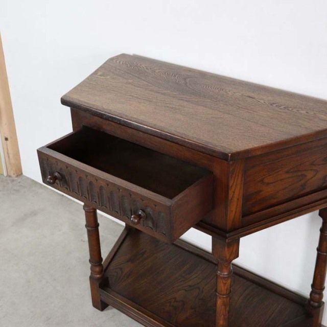 アンティークのベッドサイドキャビネット、上から見ると台形、上部には引出し1段、色は濃茶、23014