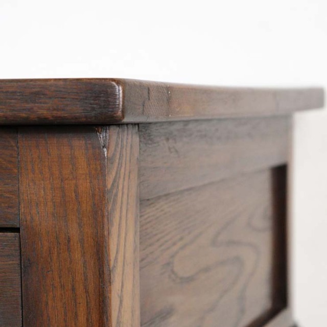 アンティークのベッドサイドキャビネット、上から見ると台形、上部には引出し1段、色は濃茶、23014