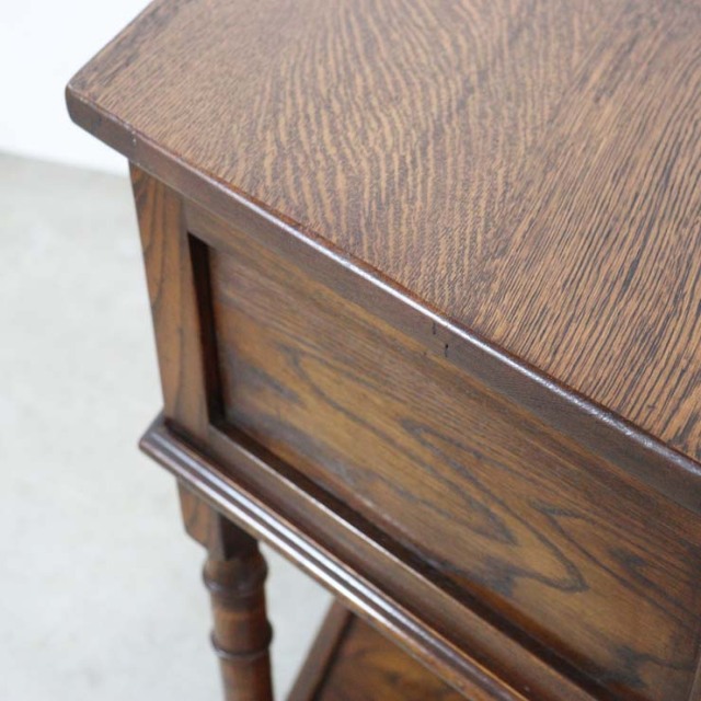 アンティークのベッドサイドキャビネット、上から見ると台形、上部には引出し1段、色は濃茶、23014