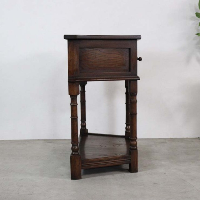 アンティークのベッドサイドキャビネット、上から見ると台形、上部には引出し1段、色は濃茶、23014