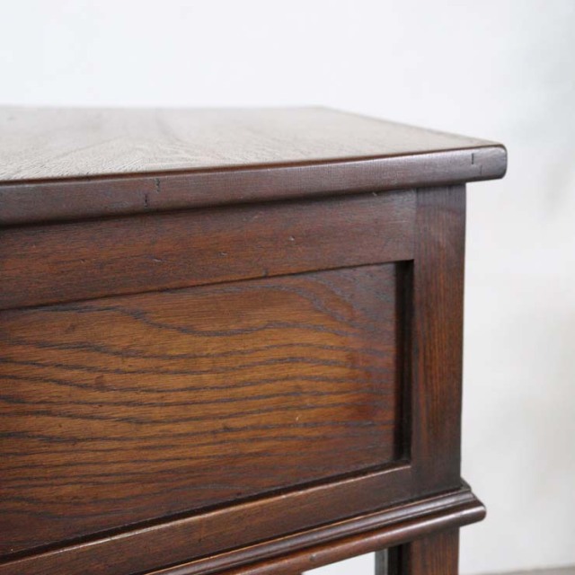 アンティークのベッドサイドキャビネット、上から見ると台形、上部には引出し1段、色は濃茶、23014