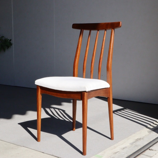 ヤンガーYOUNGERのダイニングチェア