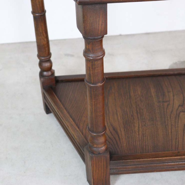 アンティークのベッドサイドキャビネット、上から見ると台形、上部には引出し1段、色は濃茶、23014