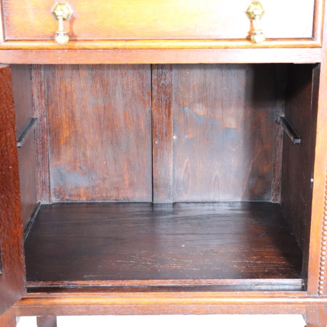 1930年代のサイドボード。オーク材の木目が静かな印象。