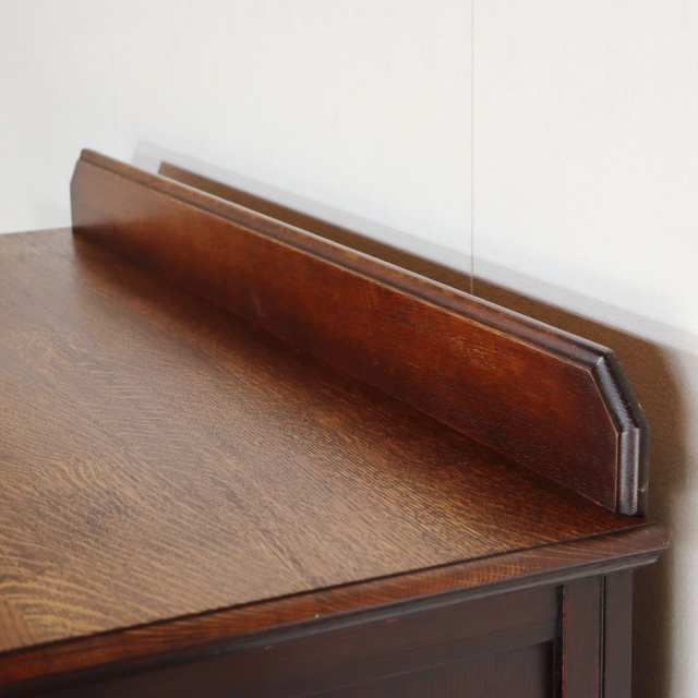 1930年代のサイドボード。オーク材の木目が静かな印象。