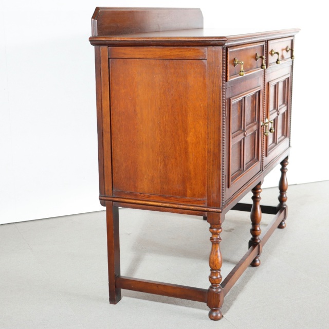 1930年代のサイドボード。オーク材の木目が静かな印象。