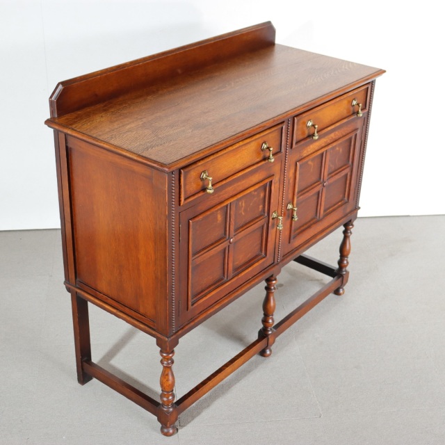 1930年代のサイドボード。オーク材の木目が静かな印象。