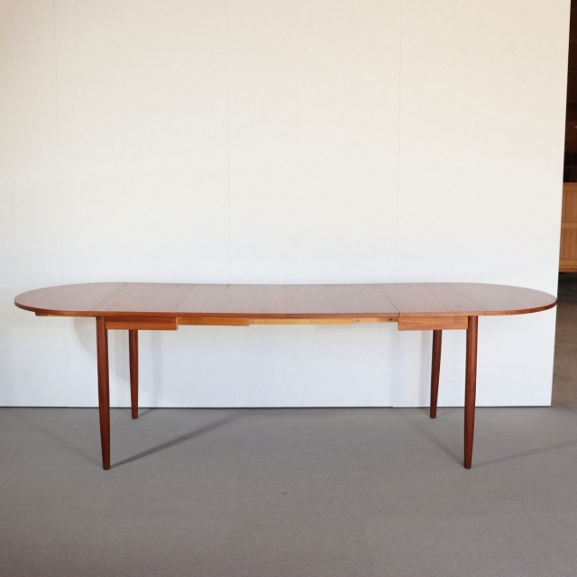 デンマーク製拡張式ダイニングテーブル。チーク材の木目が美しい北欧ヴィンテージ。時を重ねても輝きを失わない上質な一台。