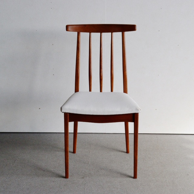 ヤンガーYOUNGERのダイニングチェア