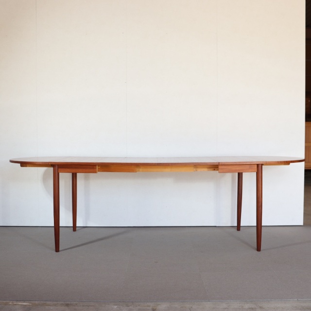 デンマーク製拡張式ダイニングテーブル。チーク材の木目が美しい北欧ヴィンテージ。時を重ねても輝きを失わない上質な一台。