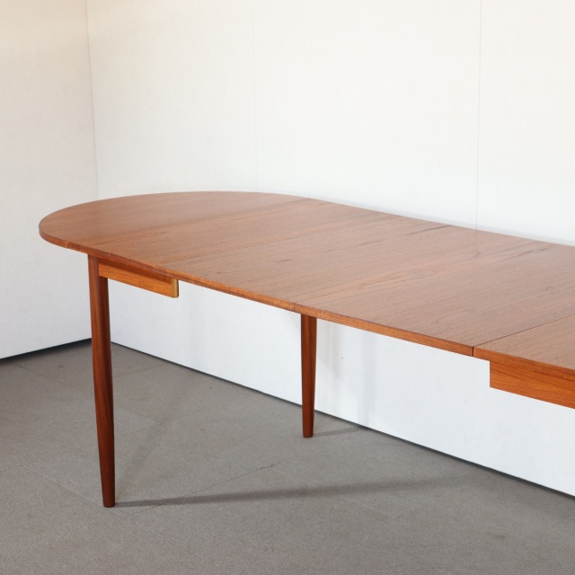 デンマーク製拡張式ダイニングテーブル。チーク材の木目が美しい北欧ヴィンテージ。時を重ねても輝きを失わない上質な一台。
