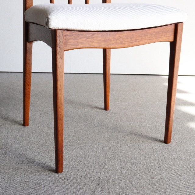 ヤンガーYOUNGERのダイニングチェア