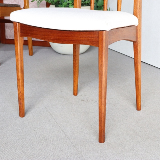 ヤンガーYOUNGERのダイニングチェア