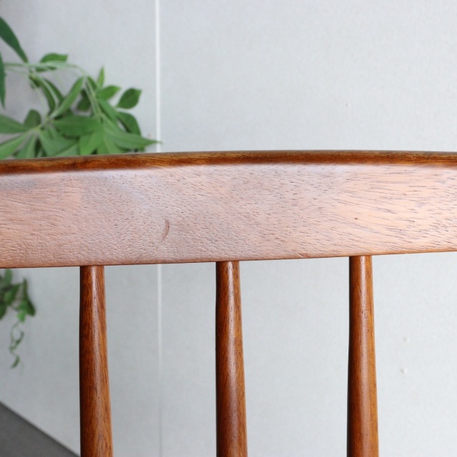 ヤンガーYOUNGERのダイニングチェア