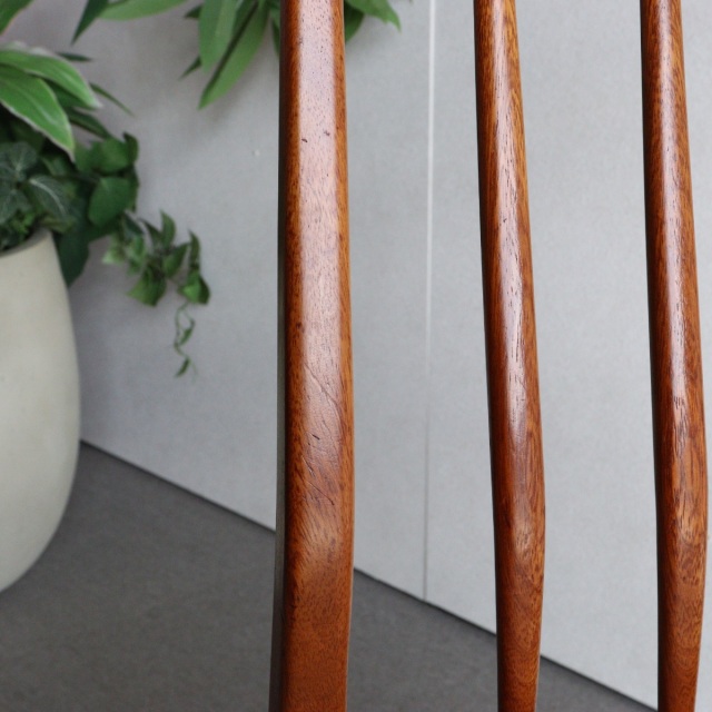 ヤンガーYOUNGERのダイニングチェア