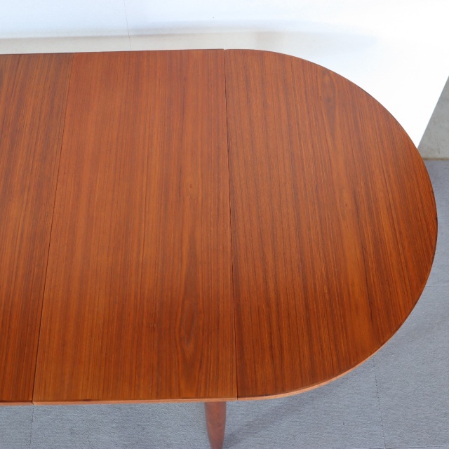 デンマーク製拡張式ダイニングテーブル。チーク材の木目が美しい北欧ヴィンテージ。時を重ねても輝きを失わない上質な一台。