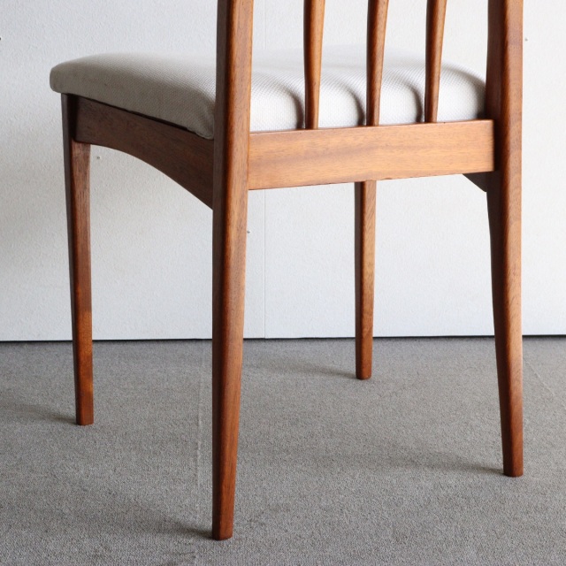 ヤンガーYOUNGERのダイニングチェア