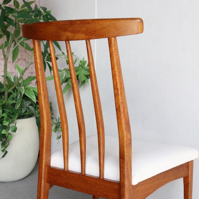 ヤンガーYOUNGERのダイニングチェア