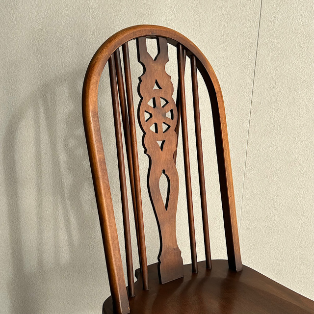 オールドチャームの椅子