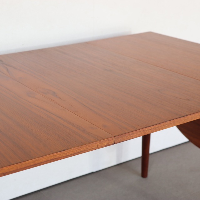 デンマーク製拡張式ダイニングテーブル。チーク材の木目が美しい北欧ヴィンテージ。時を重ねても輝きを失わない上質な一台。