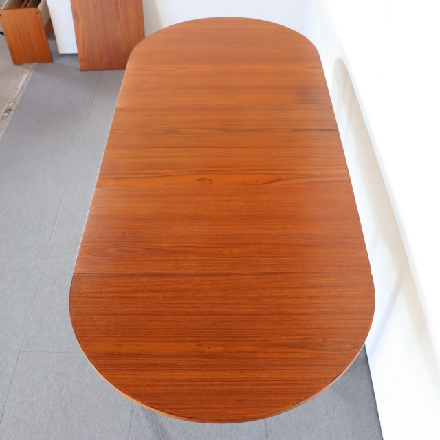 デンマーク製拡張式ダイニングテーブル。チーク材の木目が美しい北欧ヴィンテージ。時を重ねても輝きを失わない上質な一台。