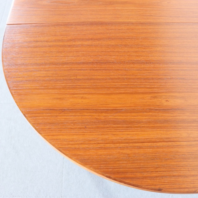 デンマーク製拡張式ダイニングテーブル。チーク材の木目が美しい北欧ヴィンテージ。時を重ねても輝きを失わない上質な一台。