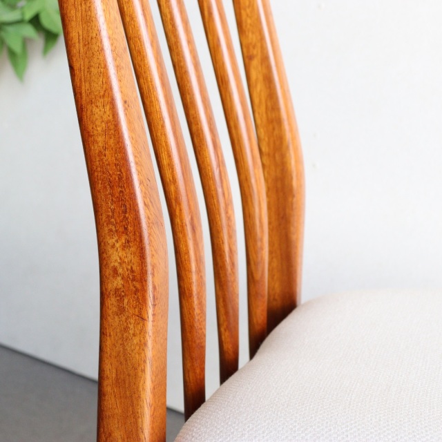 ヤンガーYOUNGERのダイニングチェア