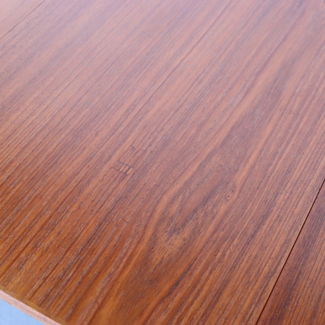 デンマーク製拡張式ダイニングテーブル。チーク材の木目が美しい北欧ヴィンテージ。時を重ねても輝きを失わない上質な一台。