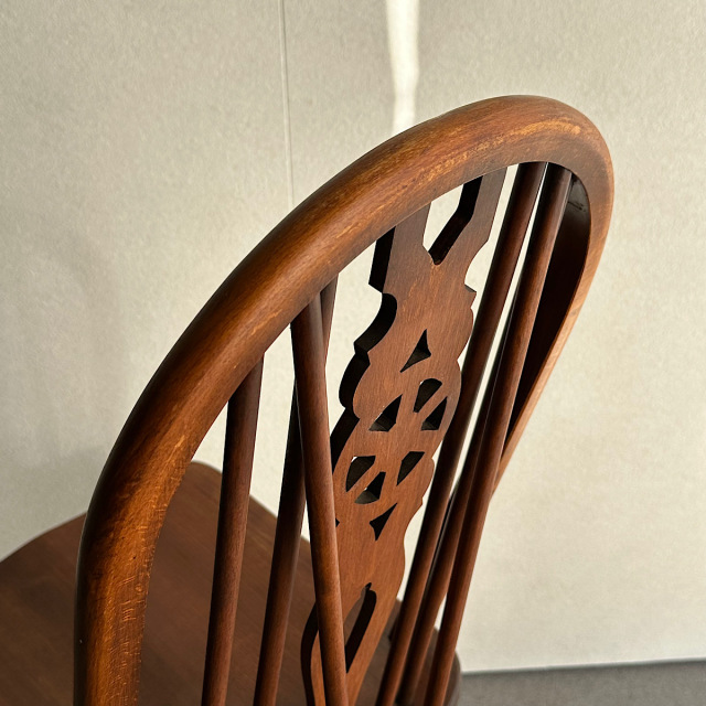 オールドチャームの椅子