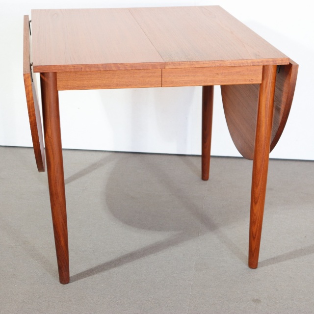 デンマーク製拡張式ダイニングテーブル。チーク材の木目が美しい北欧ヴィンテージ。時を重ねても輝きを失わない上質な一台。