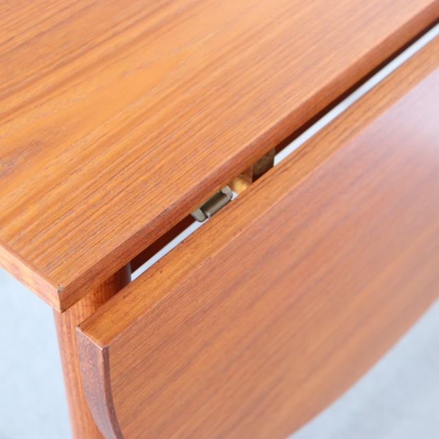 デンマーク製拡張式ダイニングテーブル。チーク材の木目が美しい北欧ヴィンテージ。時を重ねても輝きを失わない上質な一台。