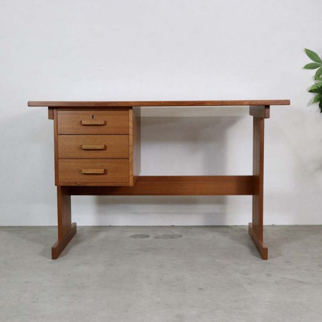 デンマーク製のヴィンテージデスク。左側に引出し3段あり。23009