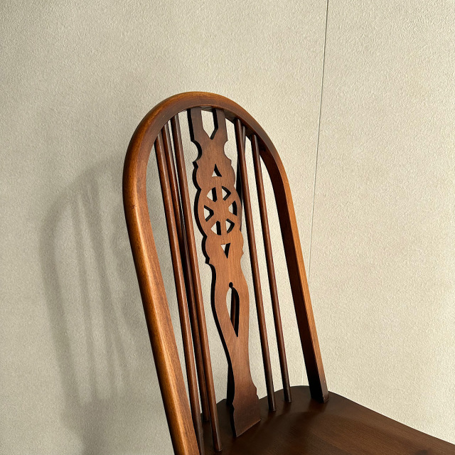 オールドチャームの椅子