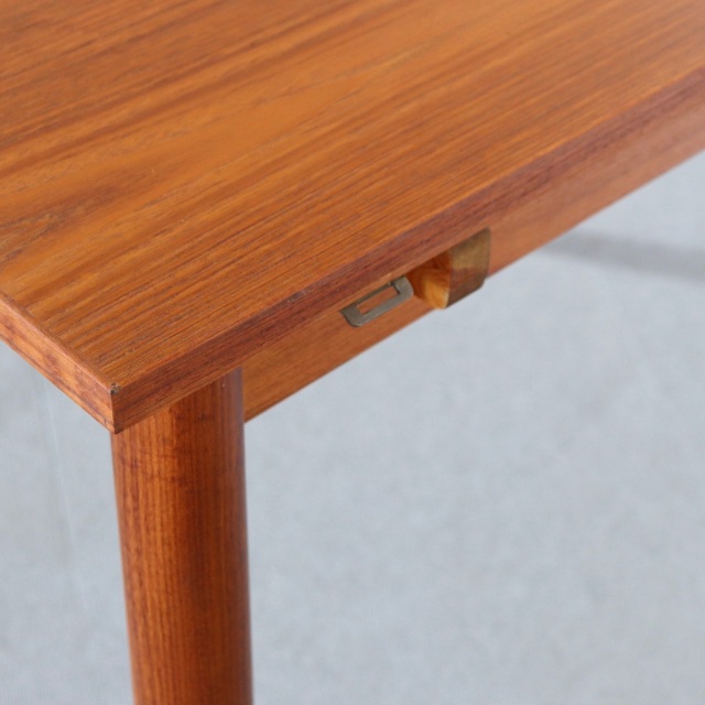 デンマーク製拡張式ダイニングテーブル。チーク材の木目が美しい北欧ヴィンテージ。時を重ねても輝きを失わない上質な一台。