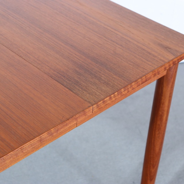 デンマーク製拡張式ダイニングテーブル。チーク材の木目が美しい北欧ヴィンテージ。時を重ねても輝きを失わない上質な一台。