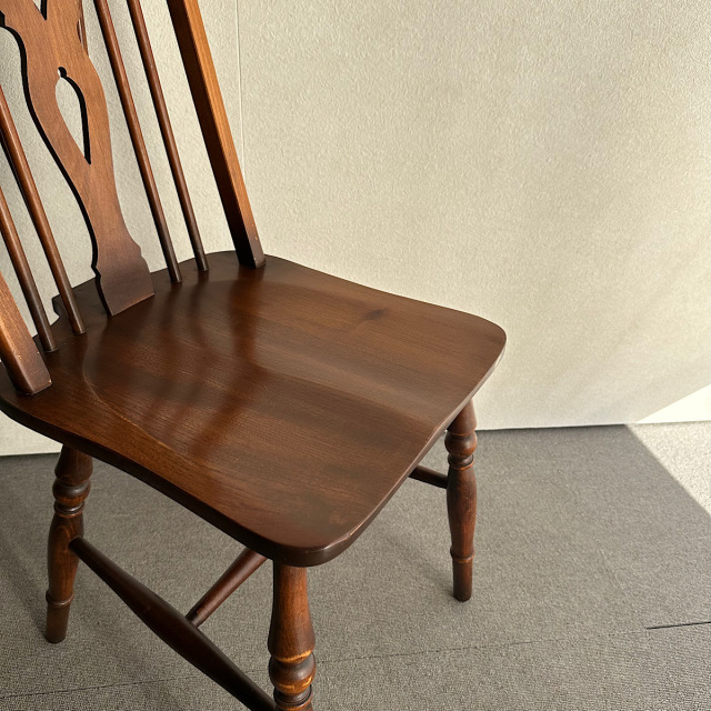 オールドチャームの椅子