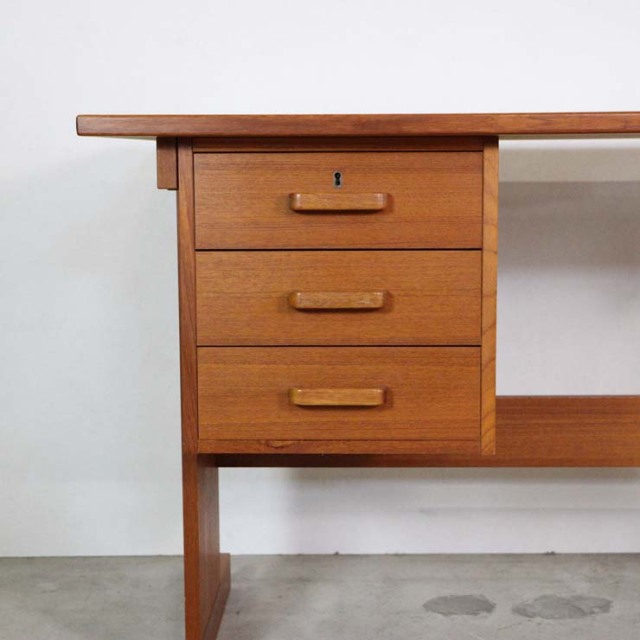 デンマーク製のヴィンテージデスク。左側に引出し3段あり。23009