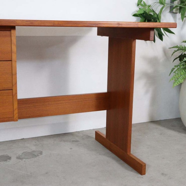 デンマーク製のヴィンテージデスク。左側に引出し3段あり。23009