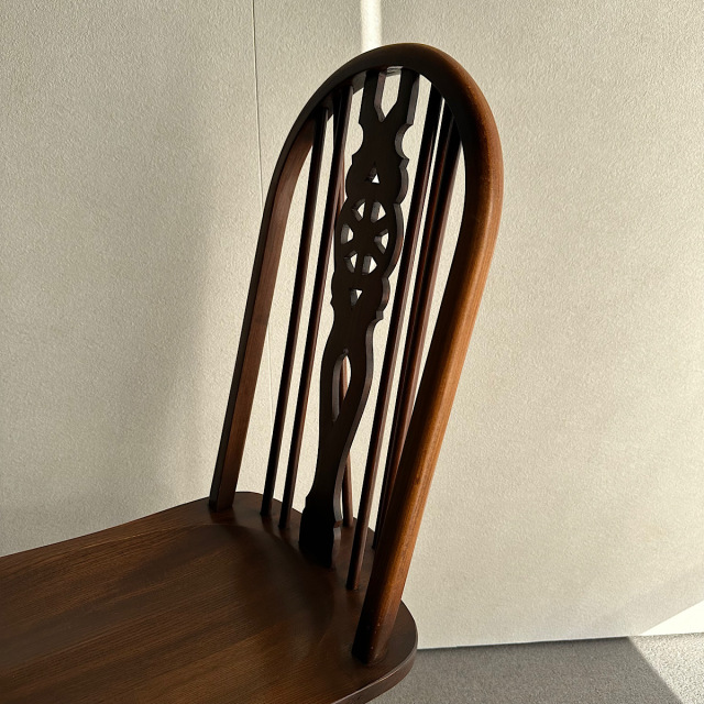 オールドチャームの椅子