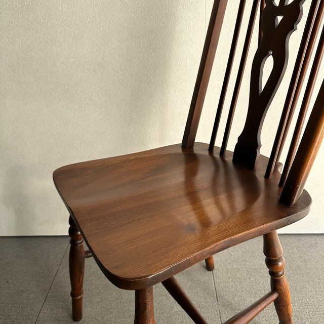 オールドチャームの椅子