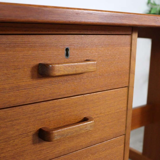 デンマーク製のヴィンテージデスク。左側に引出し3段あり。23009