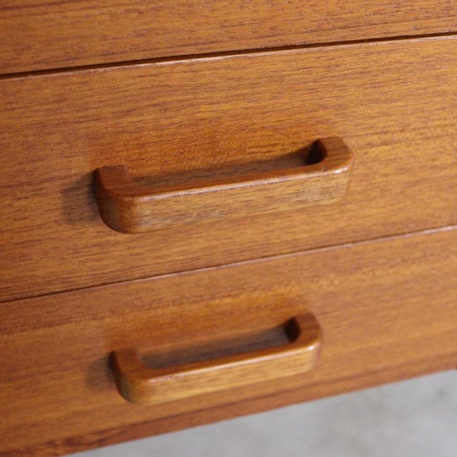 デンマーク製のヴィンテージデスク。左側に引出し3段あり。23009