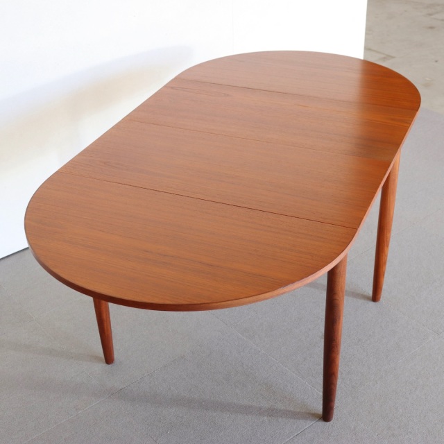 デンマーク製拡張式ダイニングテーブル。チーク材の木目が美しい北欧ヴィンテージ。時を重ねても輝きを失わない上質な一台。