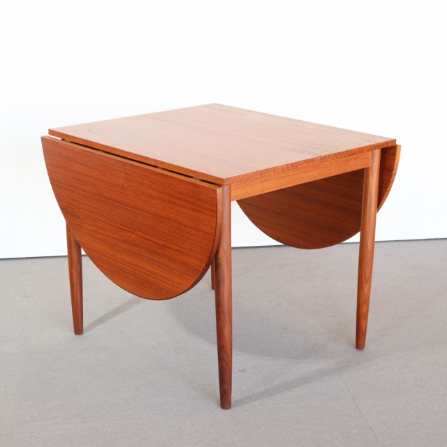 デンマーク製拡張式ダイニングテーブル。チーク材の木目が美しい北欧ヴィンテージ。時を重ねても輝きを失わない上質な一台。