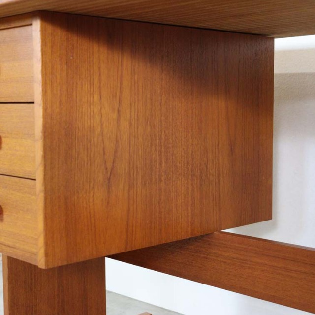 デンマーク製のヴィンテージデスク。左側に引出し3段あり。23009