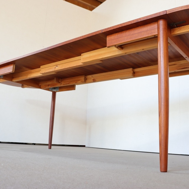 デンマーク製拡張式ダイニングテーブル。チーク材の木目が美しい北欧ヴィンテージ。時を重ねても輝きを失わない上質な一台。