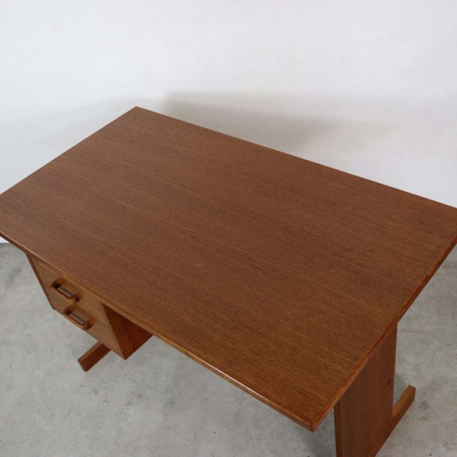 デンマーク製のヴィンテージデスク。左側に引出し3段あり。23009