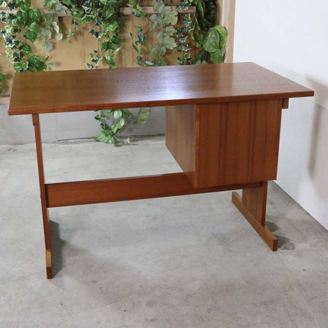 デンマーク製のヴィンテージデスク。左側に引出し3段あり。23009