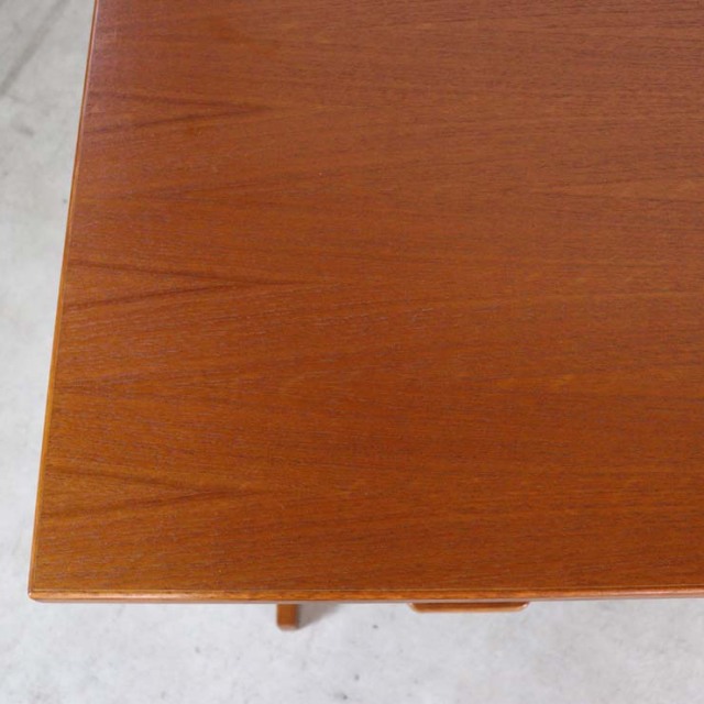 デンマーク製のヴィンテージデスク。左側に引出し3段あり。23009