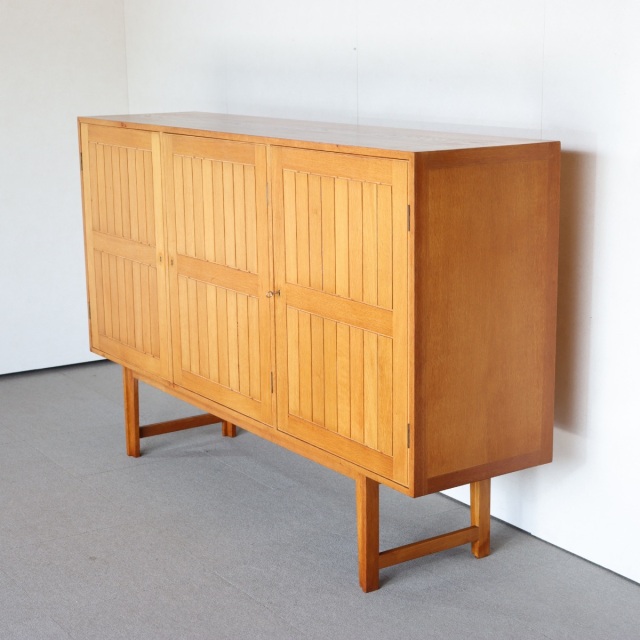 デンマーク製カート・ウストヴィによるサイドボード。深みある木目と柔らかな艶が魅力の北欧ヴィンテージ。オーク材の優しさが光る。